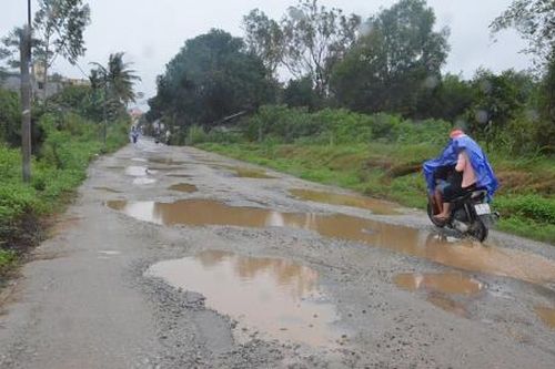 Người dân khổ sở vì đường xuống cấp nghiêm trọng