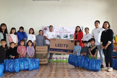 Tặng 76 suất quà cho học sinh xã Lùng Cải