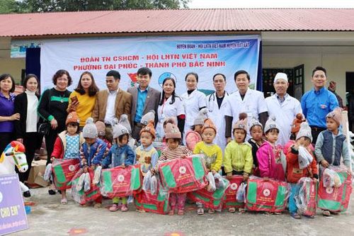 Tặng quà cho học sinh xã Dền Sáng