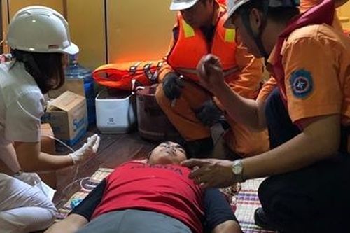 Cứu nạn thủy thủ Thái từ ngoài biển đưa về đất liền