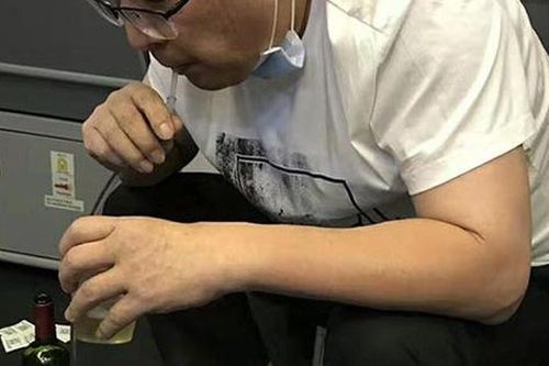 Bác sĩ dùng miệng hút nước tiểu cứu người được khen