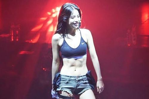 Kiều nữ Hàn xé toang áo trên sân khấu