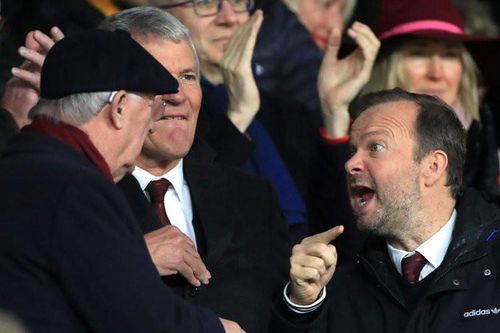 Sir Alex tranh cãi với Ed Woodward khiến CĐV MU chú ý