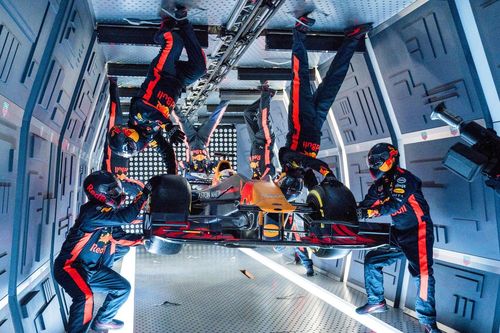 Red Bull thay lốp ở điều kiện không trọng lực