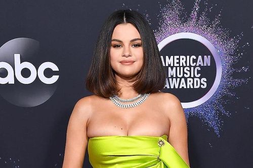 Selena Gomez khoe ngực trên thảm đỏ American Music Awards 2019