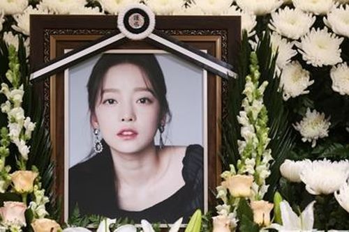 Lễ viếng ngập hoa trắng của Goo Hara