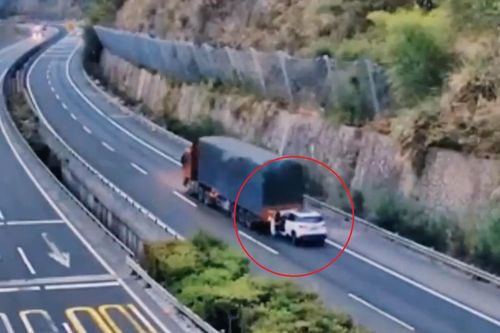 Tài xế ngủ gật, ôtô bị kéo lê hơn 4 km trên đường