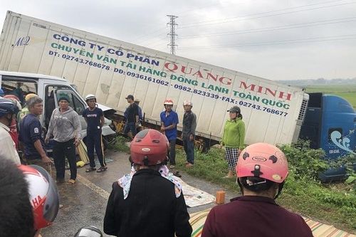 Xe khách chạy không đúng phần đường gây tai nạn