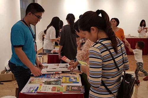 Học sinh làm hội sách khuyến đọc