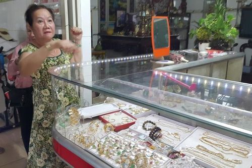 Truy tìm đối tượng cướp tiệm vàng ở Long An