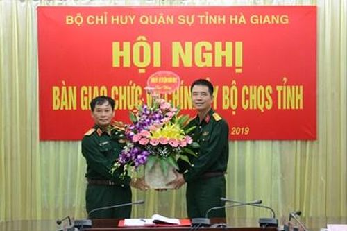 Bàn giao nhiệm vụ Chính ủy Bộ CHQS tỉnh Hà Giang