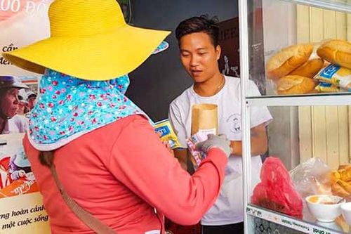 9x mồ côi mở tiệm bánh mì 0 đồng báo hiếu cha mẹ