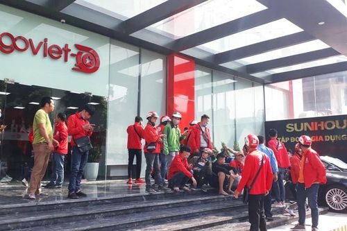 Nhiều tài xế tắt ứng dụng, đình công ở trụ sở Go-Viet Hà Nội