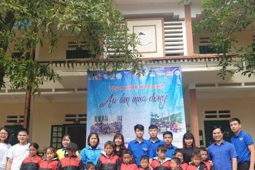 Gần 500 suất quà được trao cho các em học sinh tại 2 điểm trường khó khăn của huyện Văn Bàn