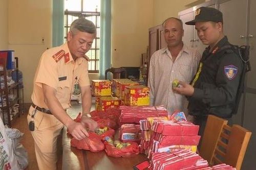Mua cả trăm kg pháo lậu bán kiếm tiền tổ chức đám cưới cho con