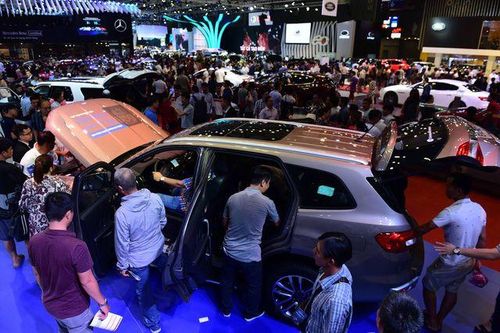Cuối năm mua xe đại hạ giá hay cố thủ 'găm tiền' chờ năm 2020?