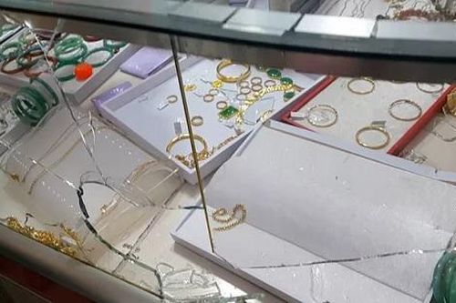 Nam thanh niên táo tợn dùng búa cướp tiệm vàng giữa ban ngày