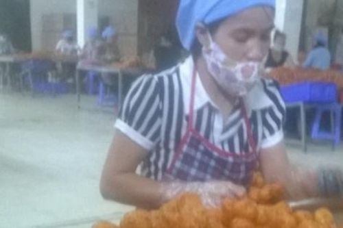Cận cảnh bên trong xưởng sản xuất bim bim cân