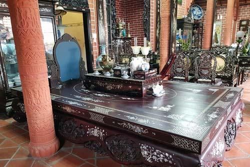 'Đột nhập' biệt phủ bằng gốm đỏ độc nhất của đại gia miền Tây