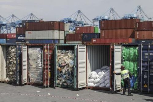 Anh phải nhận lại 42 container rác thải nhựa xuất sang Malaysia