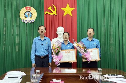 Khen thưởng 1 tập thể và 6 cá nhân đạt giải tại hội thi 'Giới thiệu mô hình và thuyết trình ý tưởng cải cách hành chính'