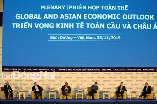 Không 'đứng bên lề' thời đại