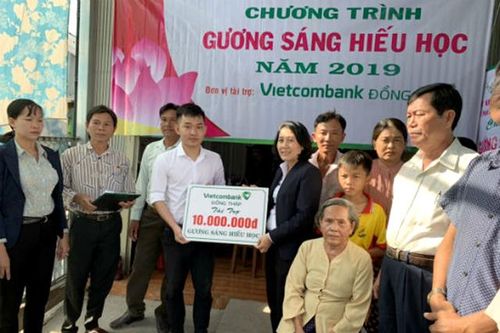 Trao học bổng 'Gương sáng hiếu học'