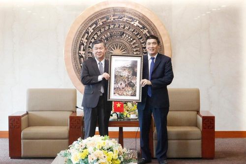 Bí thư Tỉnh ủy Bùi Minh Châu nhận Huân chương Tự do Hạng II của Chủ tịch nước CHDCND Lào