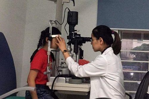 Tự làm 'bác sĩ' khi bị đau mắt đỏ, bệnh nhẹ thành nặng