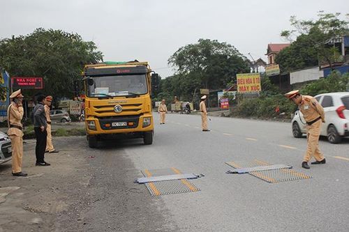 Xử lý xe quá khổ, quá tải trên tuyến đường Hồ Chí Minh