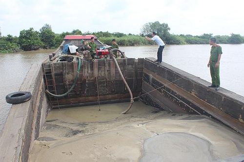 Vườn cây, ao cá trôi sông Đồng Nai vì... cát tặc