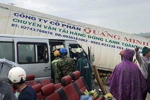Chưa có kết luận chính thức nguyên nhân xe khách đấu đầu xe container