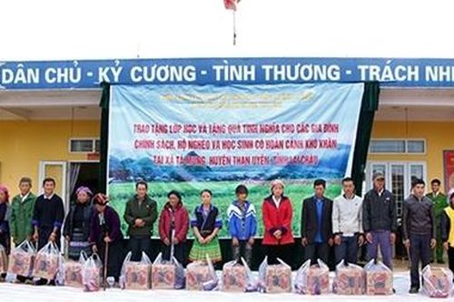 Trao yêu thương đến các gia đình nghèo và học sinh Lai Châu