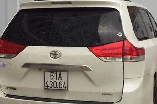 Xế sang mang biển số giả liên tiếp vượt đèn đỏ