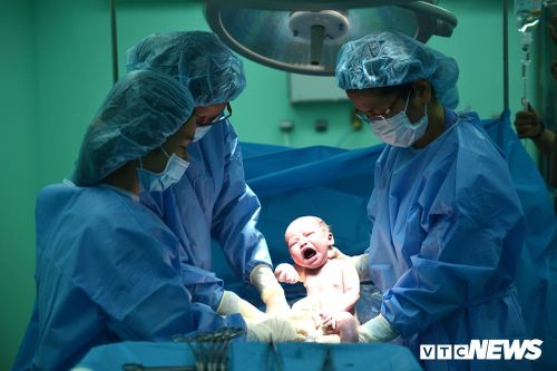 Nhập viện vẫn đòi 'sinh thuận tự nhiên', sản phụ suýt mất con