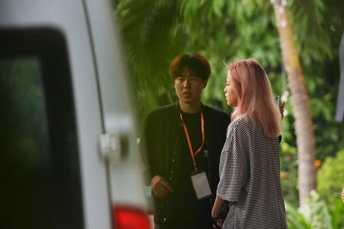 Dàn tân binh Kpop đi tổng duyệt sân khấu tại Mỹ Đình từ sáng sớm