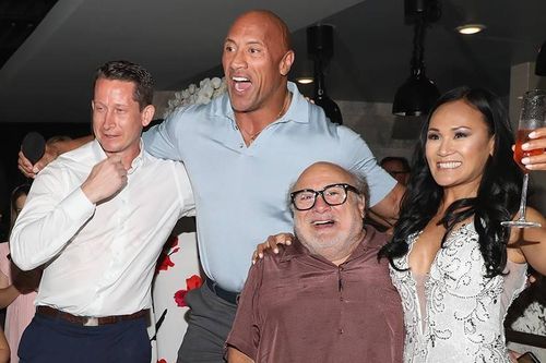 The Rock hát 'Unforgettable' ở lễ cưới của người hâm mộ