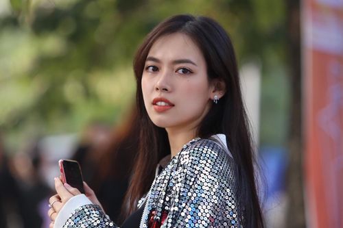 Người đẹp Hoa hậu Hoàn vũ và dàn fan nữ xếp hàng xem AAA 2019