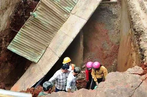 Mặt cầu bất ngờ đổ sập kéo cả người và xe xuống hố sâu