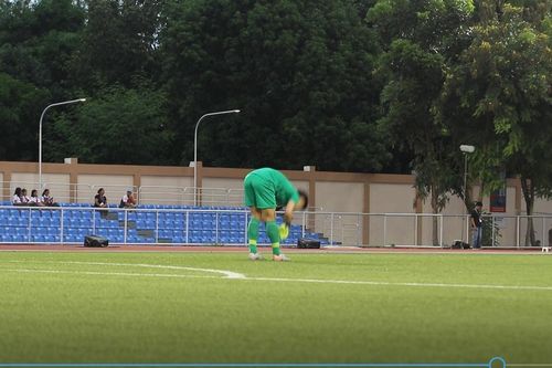 Bùi Tiến Dũng tập thể dục, liên tục ra ngoài vòng cấm vì quá nhàn trước U22 Brunei