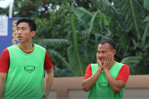 Xem Văn Hậu vừa khởi động, vừa tiếc nuối khi đồng đội không ghi bàn vào lưới U22 Brunei