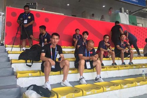 Thầy Park cùng BHL U22 Việt Nam 'do thám' Thái Lan đá với Indonesia