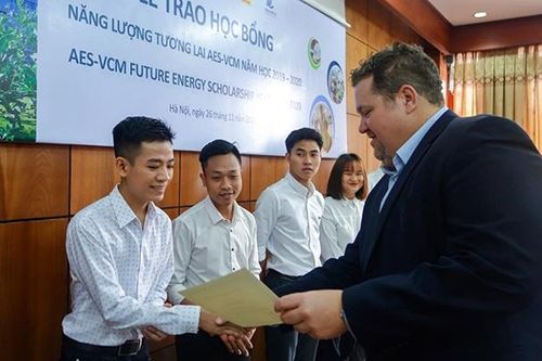 500 triệu đồng dành tặng học bổng cho sinh viên ngành điện