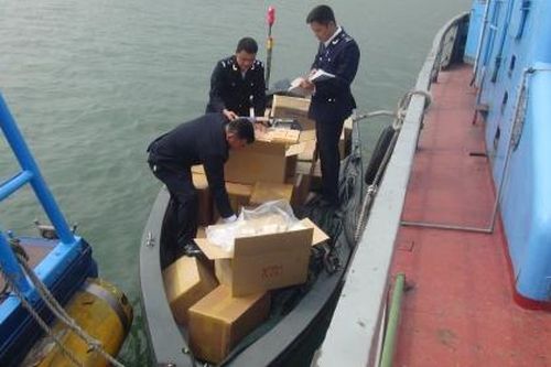 Bắt giữ 29.000 bao thuốc lá ngoại đang sang mạn trái phép