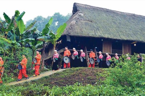 Xứ Mường đãi khách cỗ lá…
