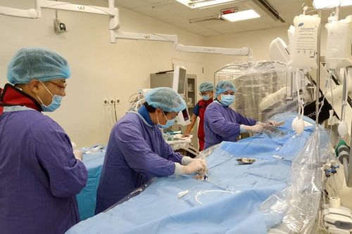 Loại bỏ hoàn toàn túi phình động mạch não lớn bằng phương pháp stent chuyển dòng