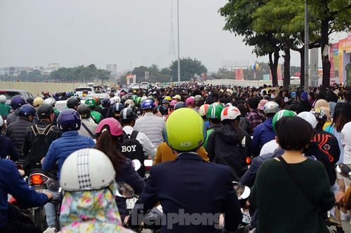 Hàng ngàn fan xếp hàng chờ gặp idol ở sân Mỹ Đình khiến giao thông tê liệt
