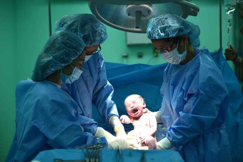 Sản phụ và thai nhi suýt tử vong vì theo trào lưu 'sinh thuận tự nhiên'