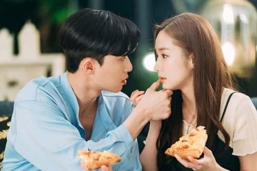 Trước giờ thành hôn, vợ tôi cởi áo cưới đưa cho người yêu cũ của tôi và bỏ đi mất dạng