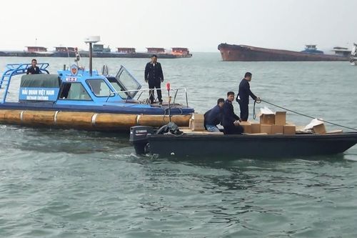 Bắt giữ xuồng cao tốc vận chuyển 29.000 bao thuốc lá lậu trên biển